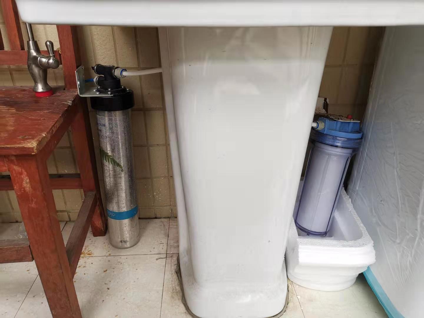 安装在厕所马桶旁边的爱惠浦净水器-任性得不要不要的  第2张